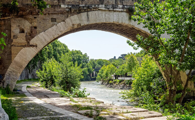 Fototapeta na wymiar Tiber river flowing under Fabricio bridge arch, Rome Italy