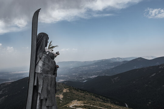 estatua de la virgen del puerto de navacerrada