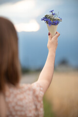 Bukiet kwiatów w dłoni