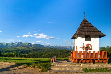 Przełęcz nad Łapszanką, zabytkowa kapliczka i panorama Tatr