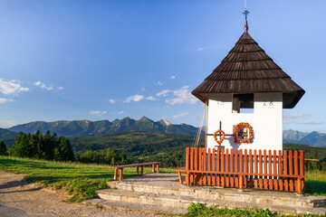 Przełęcz nad Łapszanką, zabytkowa kapliczka i panorama Tatr © Piotr Szpakowski