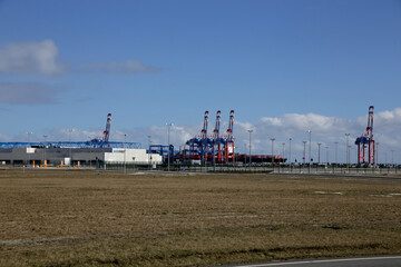 Fototapeta na wymiar Jade-Weser Port in Wilhelmshaven. Der Hafen dient dem großvolumigen Umschlag an Waren und Material. 
