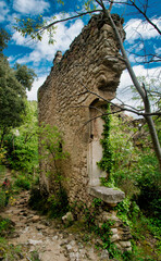 Ruines du village troglodytique du Barry à Bollène, France