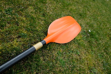 Paddel Bootspaddel Alu Aluminium Doppelpaddel orange Slalom Wildwasser Sport Paddel im Gras auf...