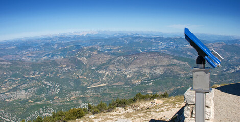 Aussichtsplattform auf dem Mont Ventoux mit Fernglas