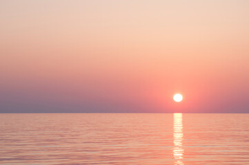 Spokojny zachód słońca nad morzem