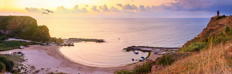 Photo sur Plexiglas Plage de Bolata, Balgarevo, Bulgarie Paysage côtier - vue de dessus du lever du soleil dans l& 39 anse de Bolata sur la côte de la mer Noire en Bulgarie