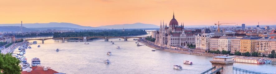 Fototapeta premium Letni krajobraz miasta, panorama, baner - widok z góry na historyczne centrum Budapesztu i Dunaj na Węgrzech