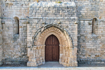 Puerta romanica de la iglesia de Santa Maria del Castillo en Castronuño, Castilla y Leon