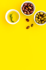 Obraz na płótnie Canvas Olive oil in bowl near oilves from above copy space