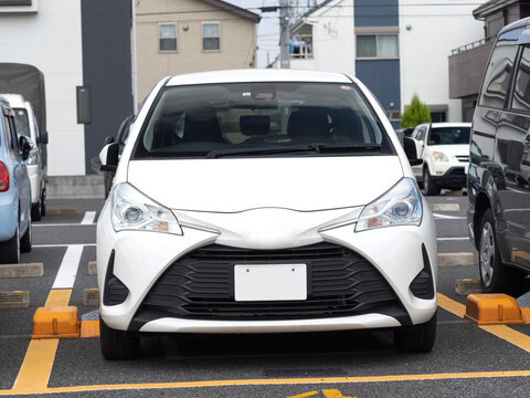 正面から見た乗用車