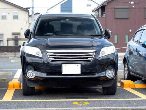 正面から見た乗用車