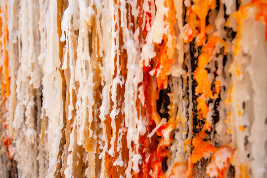 Cera colorida derretida escorrendo em uma parede em close up macro com textura da vela