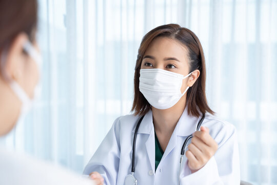 The doctor asks about the symptoms of patients in the examination room.