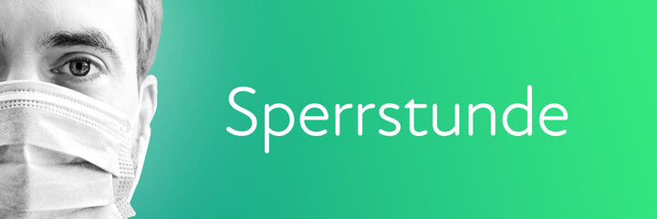 Sperrstunde. Portrait von Mann mit Mundschutz/Atemmaske. Text auf Hintergund (blau/grün). Coronavirus