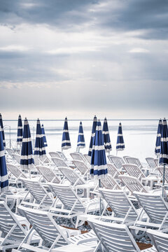 Transats et parasols sur la plage de nice en France