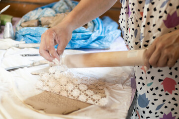 Obraz na płótnie Canvas master uses fabric for texture on clay, close-up