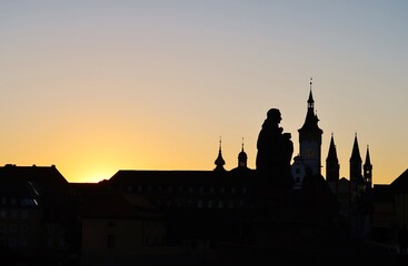 Fototapeta premium Sonnenaufgang über Würzburg