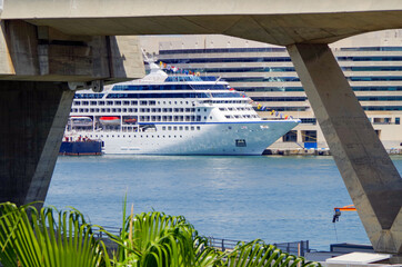 Luxuskreuzfahrtschiff im Hafen von Barcelona - Luxury cruiseship or cruise ship linerin port of...