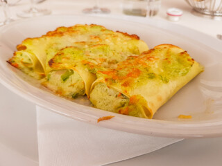 Crepes ripiene di ricotta, fiori di zucca e verdure varie 