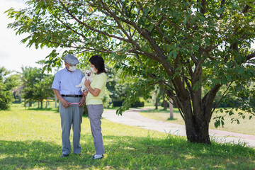 Fototapeta premium 感染症に気を使いながら散歩をする高齢の夫婦
