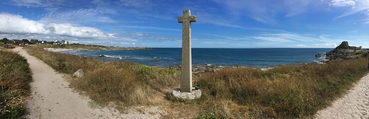 Le long de la c&ocirc;te et de la plage &agrave; Lesconil en Bretagne Finist&egrave;re Cornouailles France