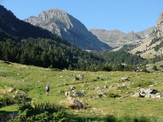 Fototapeta na wymiar Jeune femme randonneur qui marche en montagne dans la vallée de l'Orri dans les Pyrénées Orientales en pays catalan en Languedoc