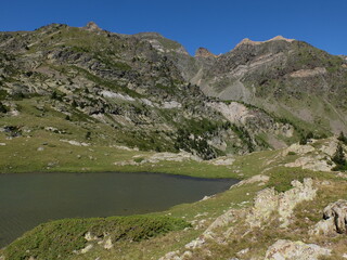 Fototapeta na wymiar lac de montagne des Pyrénées Orientales dans la région Languedoc du pays catalan