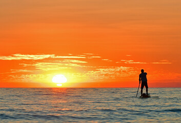 SUP Stand Up Paddling im Meer