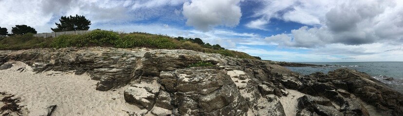 Le long de la côte et de la plage à La Pointe de Combrit en Bretagne Finistère Cornouailles France