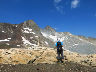Obraz premium Randonneur devant la montagne avec neige des pyrénées du Parc National