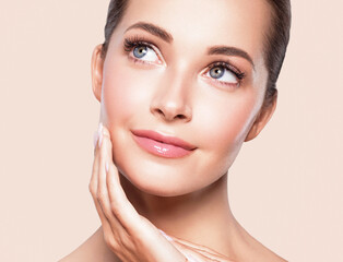 Obraz na płótnie Canvas Beauty woman portrait healthy skin manicure hands natural make up