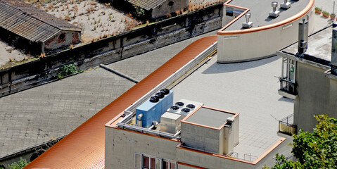 Un impianto di aerazione forzata sopra un edificio in cemento armato con copertura parziale in...