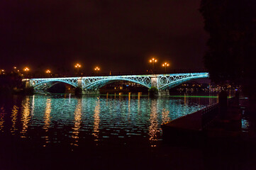 Fototapeta na wymiar vista nocturna del puente de triana en sevilla