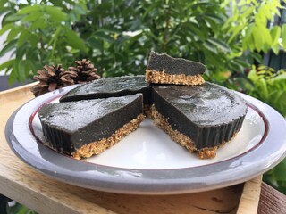 Black sesame with oat chesscake 