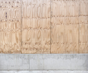 Sperrholz Wand mit Betonsockel