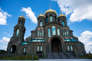 Obraz premium panoramic view of a dark temple with golden domes against a background of gray clouds