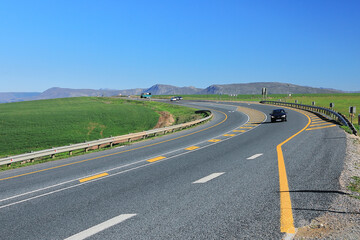 Traffic on the hilly N2 on a sunny day