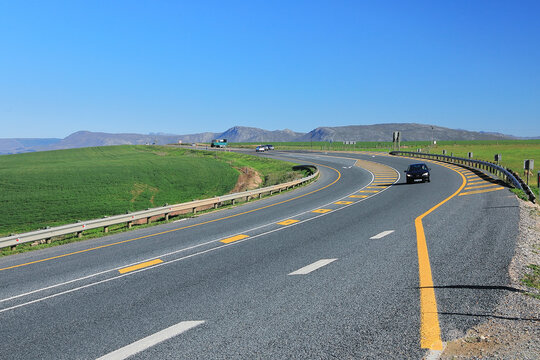 Traffic on the hilly N2 on a sunny day