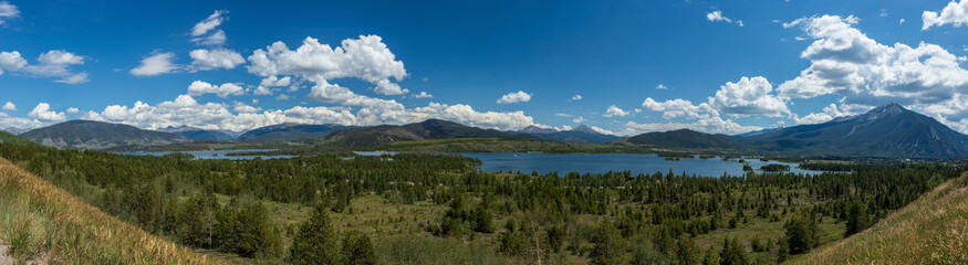 Fototapeta na wymiar Colorado mountain lake in the summer