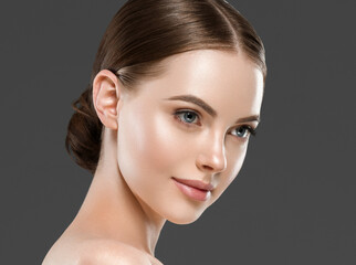 Naklejka premium Beautiful face woman healthy skin gray background