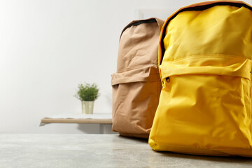 Naklejka premium School backpacks on a wooden table on the first day of school