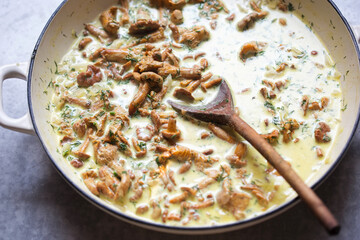 Chanterelle with white wine cream sauce 