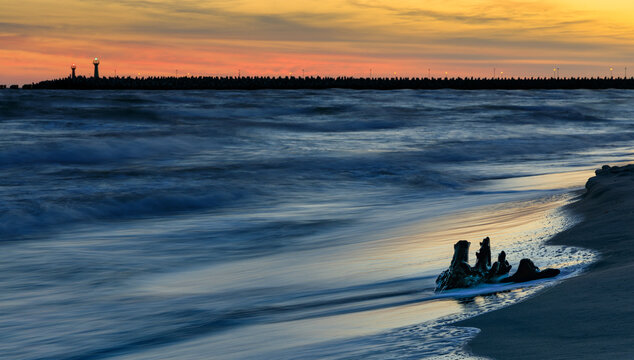 świt o poranku niedaleko portu w Kołobrzegu