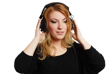 Frau hört Musik