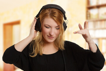 Frau mit Kopfhörer - Musik hören