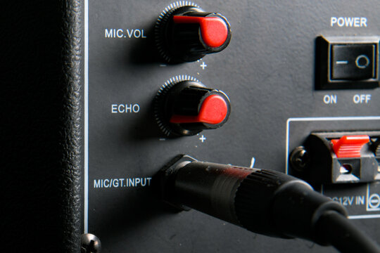 Controles de audio en amplificador
