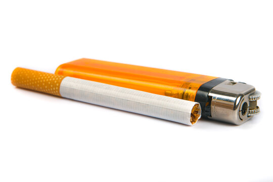 Cigarro gen&eacute;rico con encendedor en fondo blanco