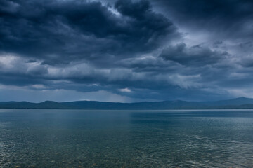 Obraz premium An impending cyclone with thunderstorms and squally winds on the lake
