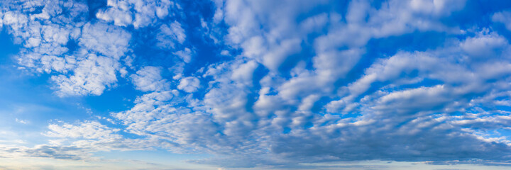 Obraz premium Magnificent magical panorama of blue skies at day with white clouds